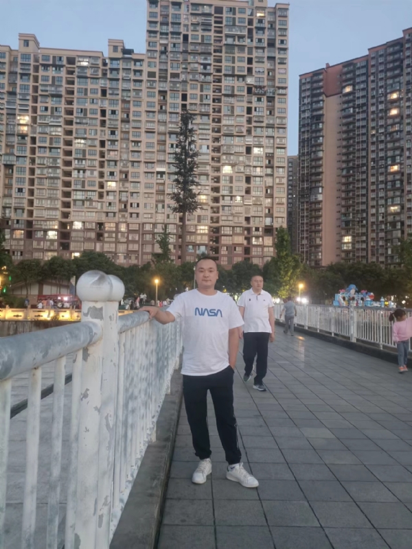 寂寞的男人的第一张照片--长乐相亲服务中心