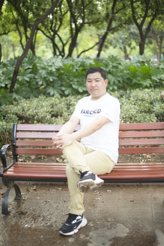 抱着鱼睡觉的猫的第一张照片--长乐相亲服务中心